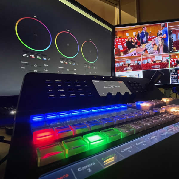 Mixer video broadcast e monitor di color correction durante una diretta streaming